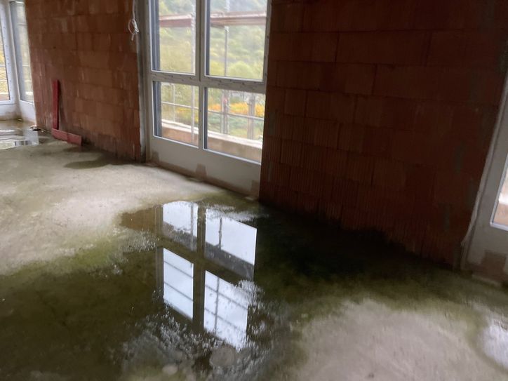 Zwei von drei Gebäuden wurden bereits errichtet. Da das Dach nicht richtig abgedichtet ist, steht in den Wohnräumen teilweise zentimeterhoch das Wasser.