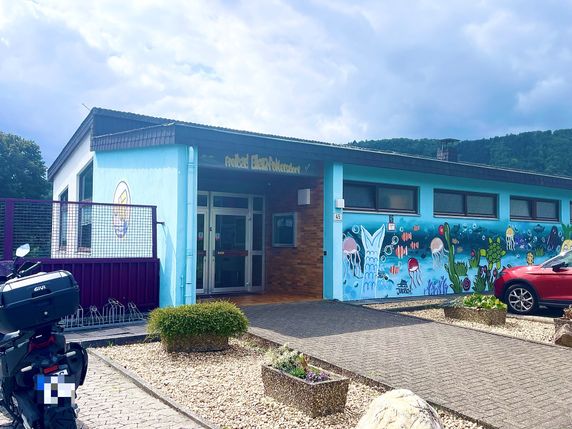 In der Nacht vom 25. auf den 26. Mai drangen unbekannte Täter in das Freibad Ellenz-Poltersdorf (Foto) ein und räumten den Tresor aus. Darin befand sich zu diesem Zeitpunkt ungewöhnlich viel Bargeld. Hatten die Täter Insiderwissen?
