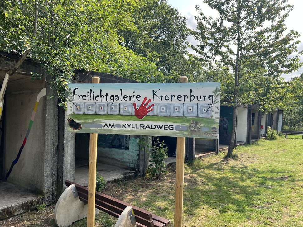 Hier sollte man sich auf jeden Fall Zeit nehmen und die sehr unterschiedlichen Kunstwerke in Augenschein nehmen.