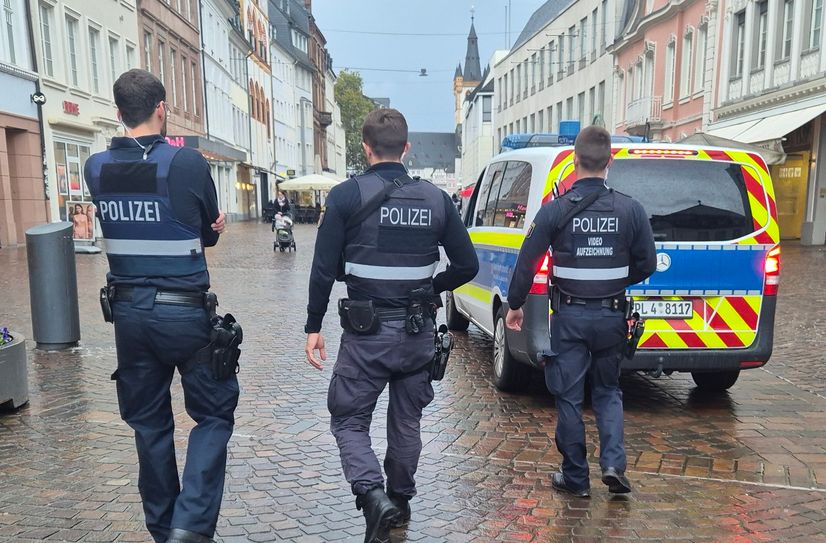 Polizeistreife durch die Fußgängerzone der Innenstadt.