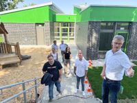 Auf dem Rundgang durch und um das neue Gebäude.