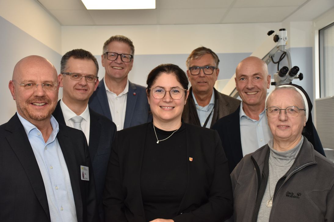 Die Einweihung des Erweiterungsbaus fand in feierlichem Rahmen statt. V.l.n.r. Markus Hommes (Geschäftsführer MVZ Klinikum Mutterhaus), Mikalai Davidziuk (Facharzt für HNO), Prof. Dr. Jörn Patzak (Bürgermeister), Stefanie Kohl-Molitor (Kreisbeigeordnete), Dr. med. Christian Sprenger (Geschäftsführer Klinikum Mutterhaus), Dr med. Peter Kress (Ärztlicher Direktor Klinikum Mutterhaus), Sr. M. Alexandra Krug (Generaloberin Kongregation der Barmherzigen Schwestern vom Heiligen Karl Borromäus, Trier).