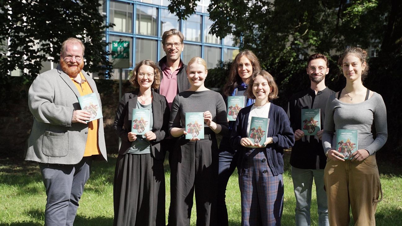 Kulturdezernent Markus Nöhl, Lisenka Sedlacek (Leitung Kulturvermittlung), Wouter Padberg (Familien- und Schulkonzerte), Elisa von Issendorff (Schauspieldirektorin), Lucia Pedretti (Musikpädagogik), Katharina Hille (Schauspielpädagogik), Damien Nazabal (Tanzpädagogik) und Aleyna Barlas (FSJ Pädagogik).