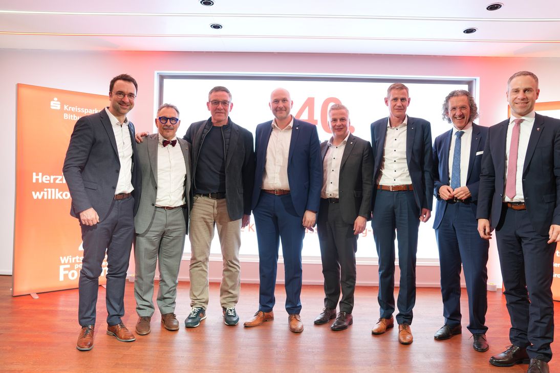 Handball-Bundestrainer Alfred Gíslason (3.v.l.) sprach beim 40. Wirtschaftsforum der Kreissparkasse Bitburg-Prüm über Führung, Teamgeist und den Umgang mit Druck – und verriet seine sieben Erfolgsprinzipien.