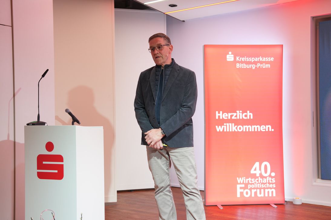 Am Vorabend des Beda-Marktes setzte das 40. Wirtschaftsforum der Kreissparkasse Bitburg-Prüm einen sportlichen Impuls. Im Bild: Handball-Bundestrainer Alfred Gíslason.