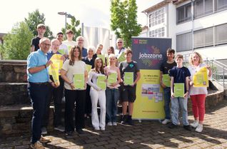 Der didaktische Leiter der Geschwister Scholl Realschule plus, Hans-Jörg Fiehl (l.), der Geschäftsführer der Wirtschaftsförderung im Landkreis Bad Kreuznach, Thomas Braßel, (2. v. l.), Verleger Mattias Ess (hinten, 4. v. l), die Geschäftsführerin der Agentur für Arbeit Bad Kreuznach, Edeltraud Nikodemus, (r. daneben), der Vorstandsvorsitzende der Sparkasse Rhein-Nahe Holger Wessling (Mitte hinten) und Landrätin Bettina Dickes (r.).