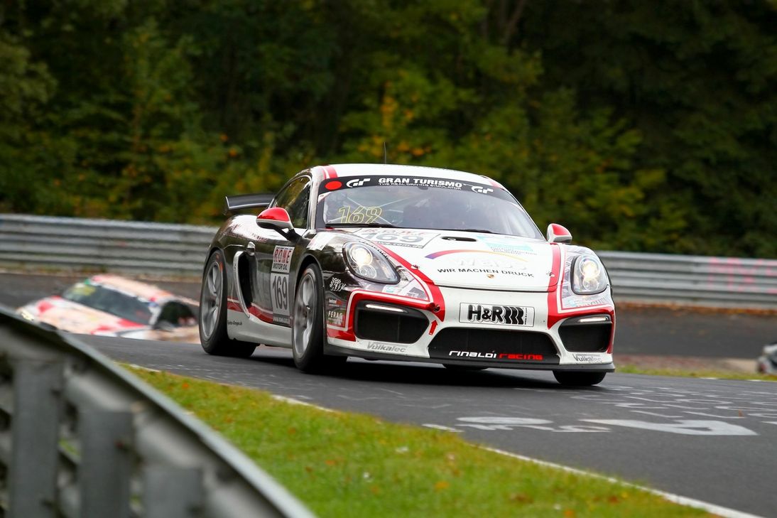 Der Cayman GT4 des WTM-Teams wird von Rene Offermannn, Dirk Riebensahm und Leonard Weiss pilotiert. Foto: H. Eils/RACEPIX.eu