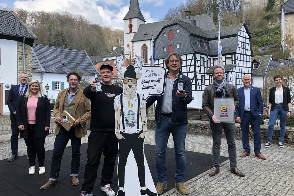 Vor der malerischen Kulisse des Ortes Blankenheim wurde das neue Bier aus der Eifel präsentiert, das sich auch bereits in die Familie der Regionalmarke Eifel eingefügt hat. mn-Fotos