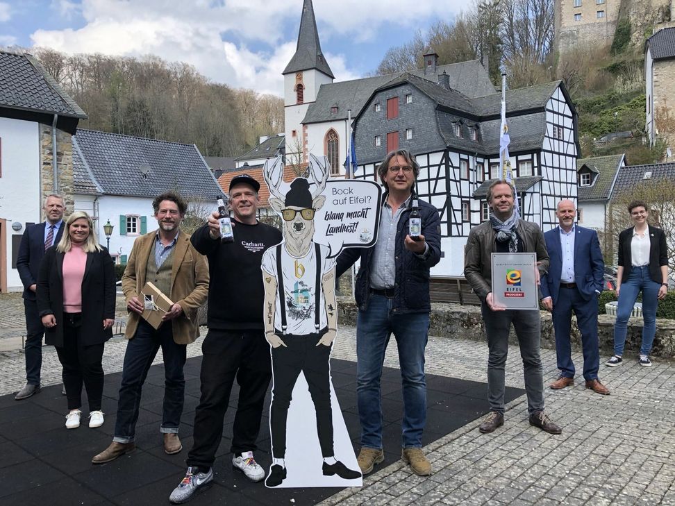 Vor der malerischen Kulisse des Ortes Blankenheim wurde das neue Bier aus der Eifel präsentiert, das sich auch bereits in die Familie der Regionalmarke Eifel eingefügt hat. mn-Fotos
