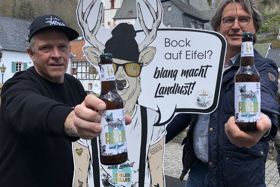 Simon Stahl (li.) und Mario Olzem mit dem neuen blanq-Bier und dem Maskottchen Mahrvin.