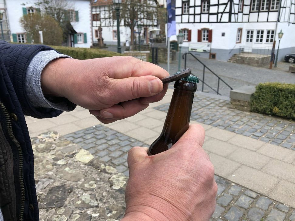 Spannender Moment: Die erste Probierflasche wird entkorkt.