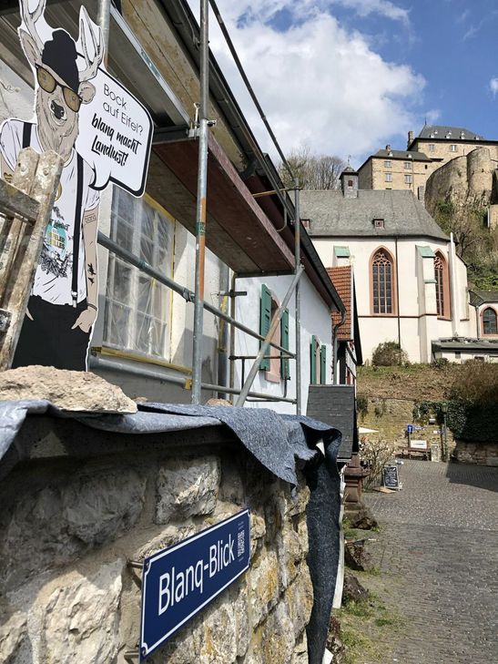 Maskottchen Mahrvin wird es bald auch in natura geben. Auf dem Schulbauernhof Lampertstal wird der junge Damhirsch aufwachsen, der noch nicht geboren ist. »Und wir übernehmen die Partenschaft über Mahrvin«, so die Macher des »blanq«-Bieres.