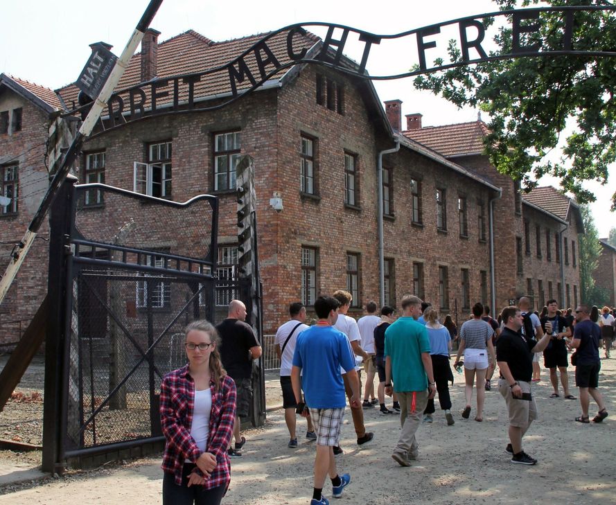 Madlen Kausmann (vorne) vor dem Tor mit der Aufschrift "Arbeit macht frei". Foto: privat