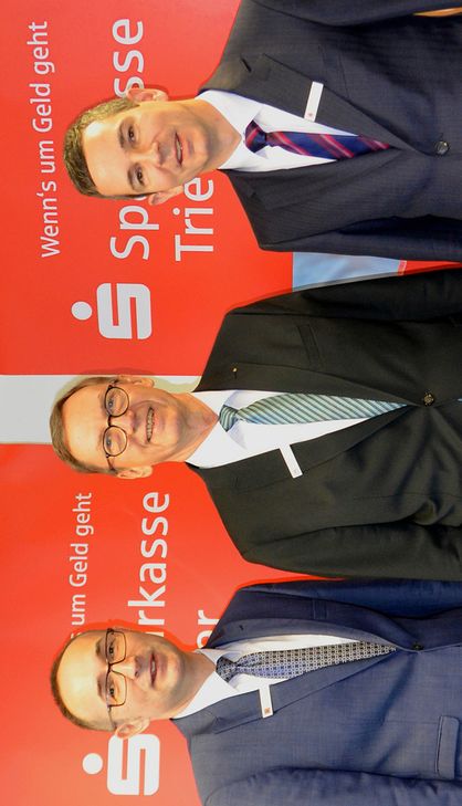 Blicken auf ein "zufriedenstellendes Geschäftsjahr 2017" zurück: Günther Passek (Mitte, Vorsitzender des Sparkassenvorstandes) und seine Vorstandskollegen Martin Grünen (l.) und Dr. Peter Späth (r.). Foto: Finkenberg