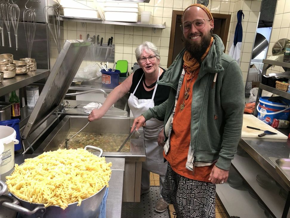 Roswitha und Björn Balter sorgen dafür, dass es jeden Tag von Montag bis Samstag ein warmes Essen für die Flutopfer gibt. Zu jedem Gericht gibt es einen Salat und einen Nachtisch, zudem kann neben dem »normalen« Esssen auch eine vegetarische Variante gewählt werden. mn-Foto