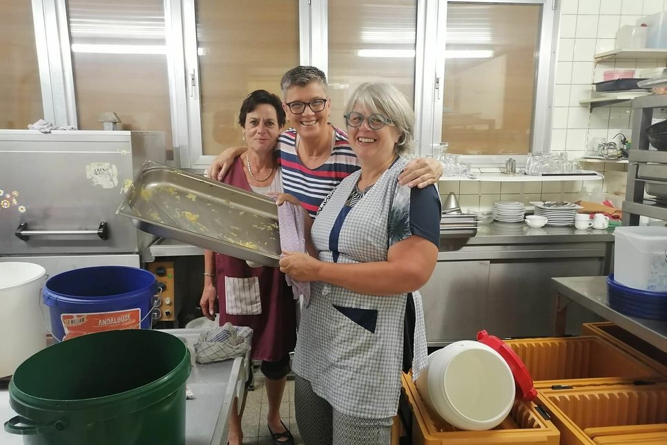 Freiwillige Helfer unterstützen in der Küche, in der Mitte sieht man Anja Schneider. Foto: Privat