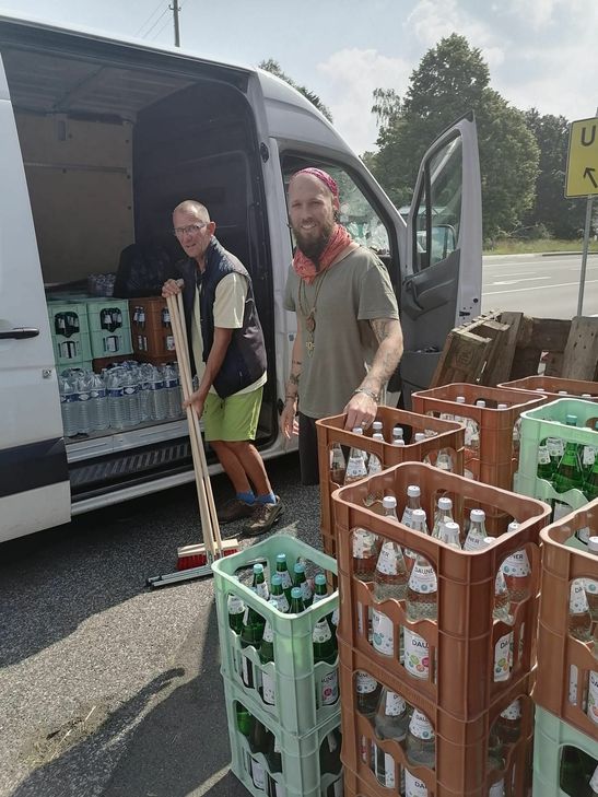 Schon am ersten Tag nach der Flut organisierte Björn Balter die Hilfe. So wurden etwa 10 Tonnen Wasser in die Flutgebiete gefahren. Foto: Privat