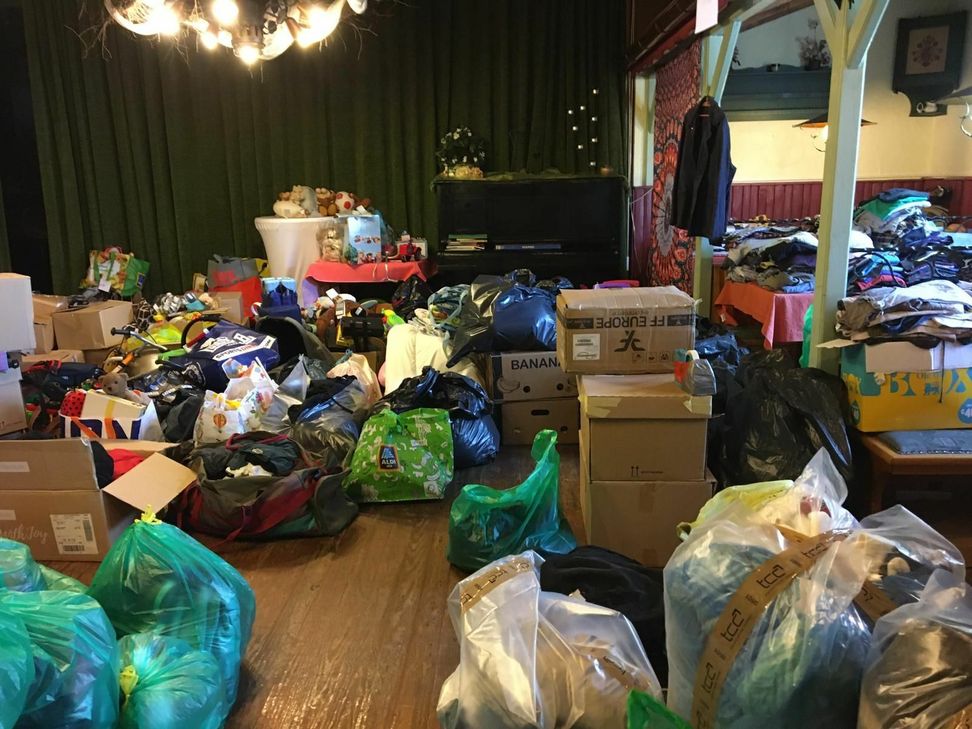 Aus dem ehemaligen Saal im Landgasthof Balter wurde ein großes Warenlager, in dem die Helfer die eingehenden Spenden sortieren und anschließend an die vom Hochwasser betroffenen Menschen verteilen. Foto: Privat