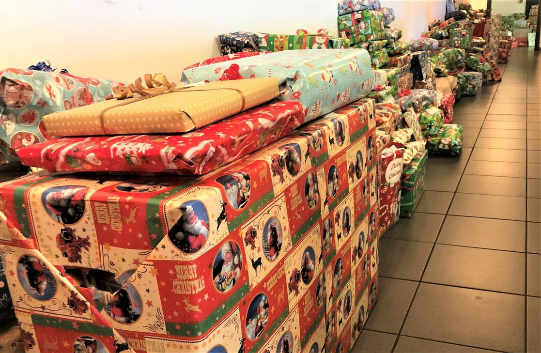 Nicht nur ein Flur ist voller Geschenke – überall im Autohaus Schaal (MINI) sind die 1.400 Präsente verteilt.