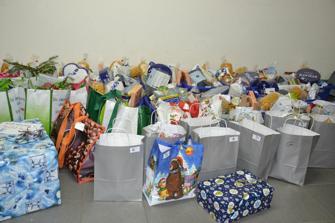 Freuen sich über viele Spenden: Karin Bujara-Becker (5. v. r.) mit Familie; Caritasverbandsvorsitzender Friedbert Wißkirchen (3. v. r)., Andrea Ennen (r.), Monika Dondelinger (3. v.l) und Thomas Kallwitz (2. v. r) sowie weitere Caritas-Mitarbeiterinnen.           Fotos: S. Stieren