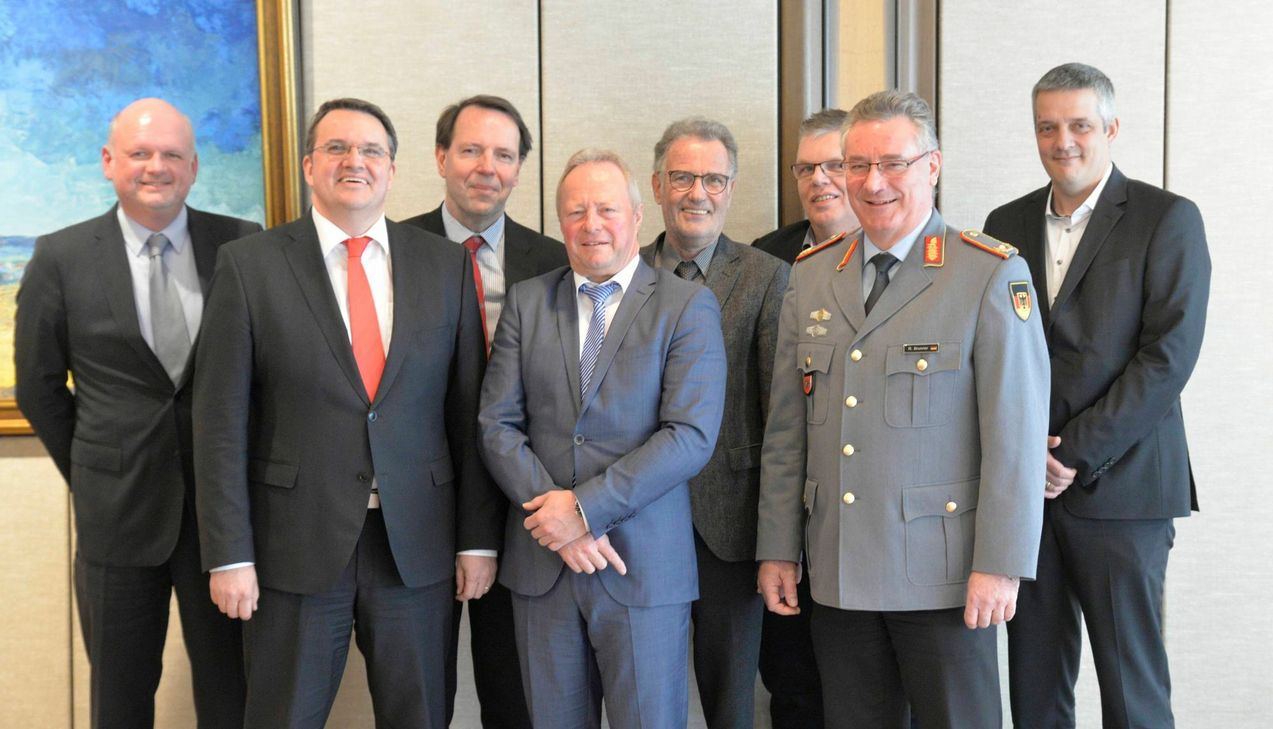 Alle Beteiligten sind fest von dem Erfolg des neuen Studienganges Wirtschaftsinformatik in Euskirchen überzeugt. Foto: Petra Grebe