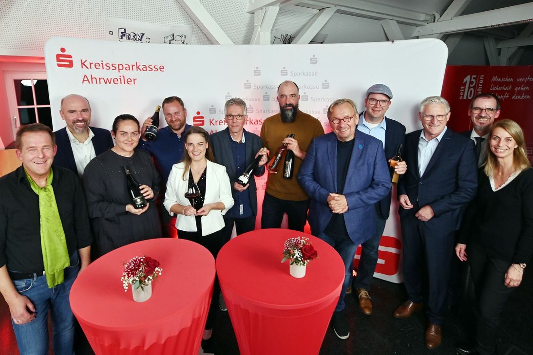 Preisträger und Initiatoren des Weinpreises „Ahrwein des Jahres 2021“. Foto: Vollrath