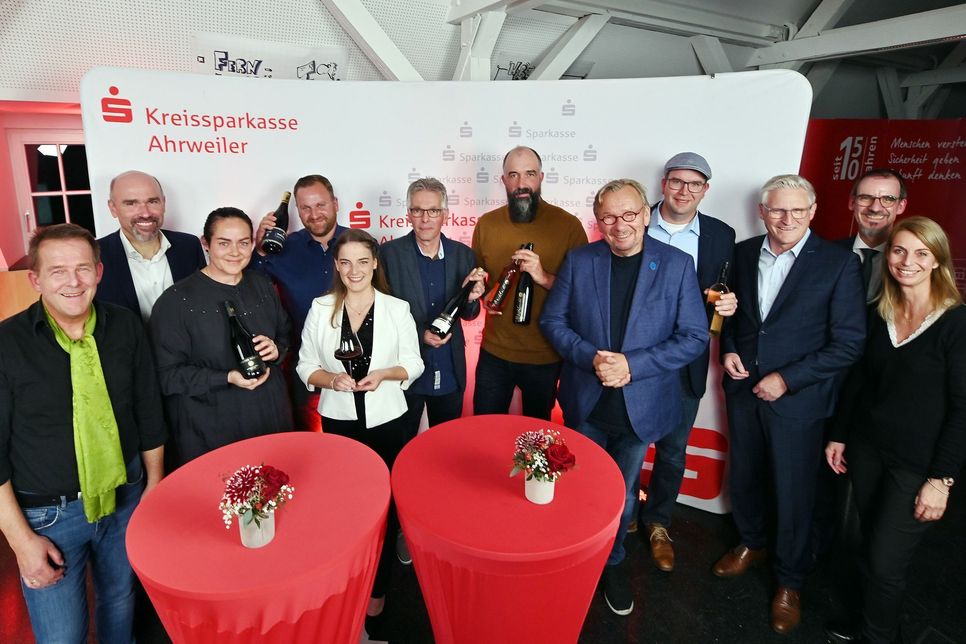Preisträger und Initiatoren des Weinpreises „Ahrwein des Jahres   2021“. Foto: Vollrath