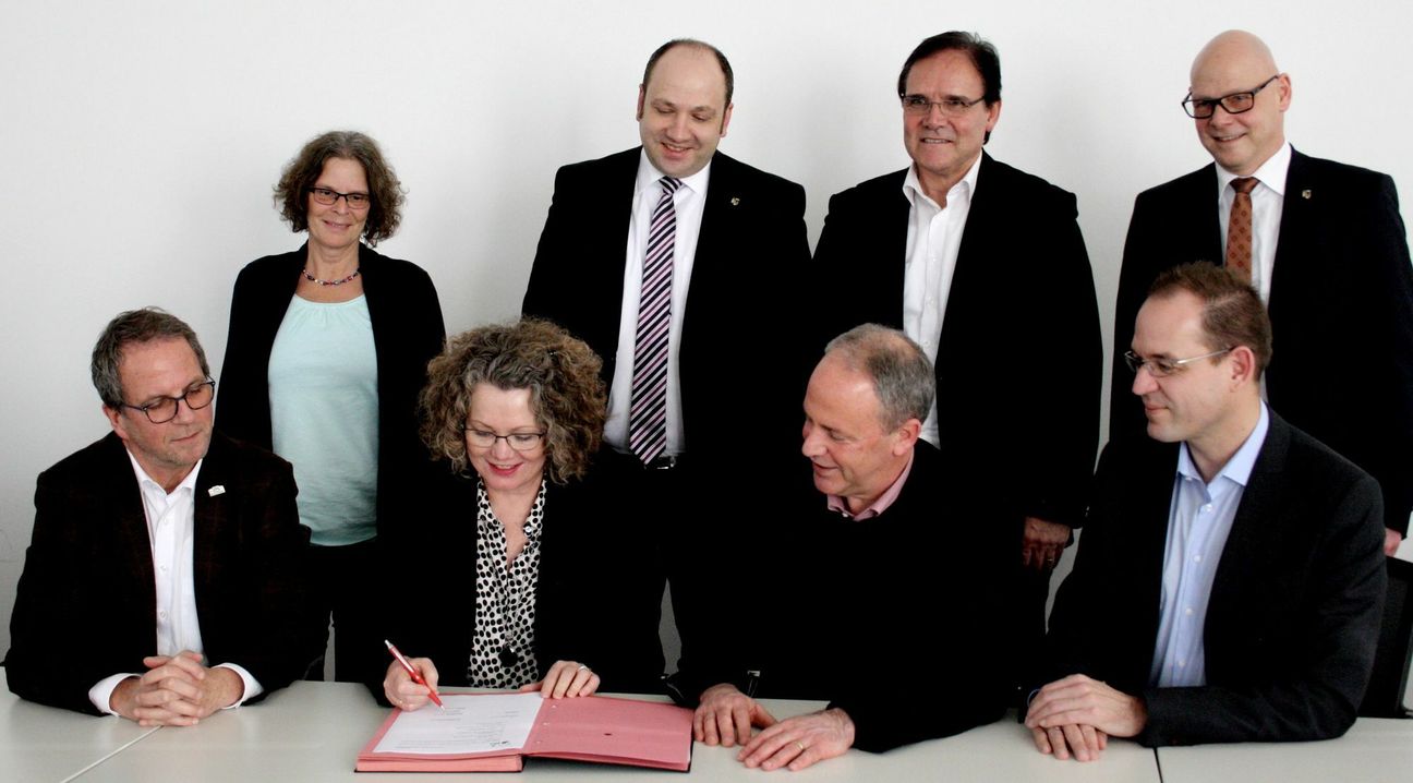 Auch vertraglich wurde die interkommunale Zusammenarbeit mit der KDVZ festgehalten. Ulrich Ley (sitzend v.l.), Anna-Katharina Horst, Hermann-Joseg Esser und Christian Völz bei der Vertragsunterzeichnung. Stehend v.l.: Silke Stertenbrink, René Strotkötter, Michael Heller und Alexander Eskes.