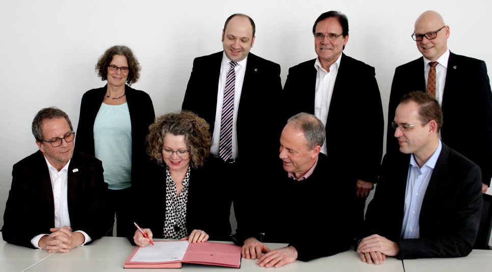 Auch vertraglich wurde die interkommunale Zusammenarbeit mit der KDVZ festgehalten. Ulrich Ley (sitzend v.l.), Anna-Katharina Horst, Hermann-Joseg Esser und Christian Völz bei der Vertragsunterzeichnung. Stehend v.l.: Silke Stertenbrink, René Strotkötter, Michael Heller und Alexander Eskes.