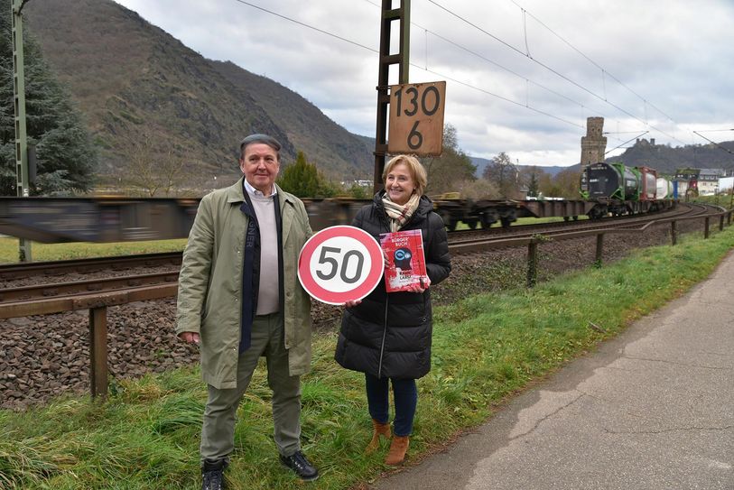 Ein Tempolimit von 50 km/h für Güterzüge innerhalb geschlossener Ortschaften fordert Pro Rheintal im Buch als Sofortmaßnahme zur Lärmreduzierung im Rheintal und Rheingau. Frank Gross übergab der Ersten Kreisbeigeordneten Rita Lanius-Heck eines der ersten Exemplare. (Fotos: Pro Rheintal/W. Klockner)