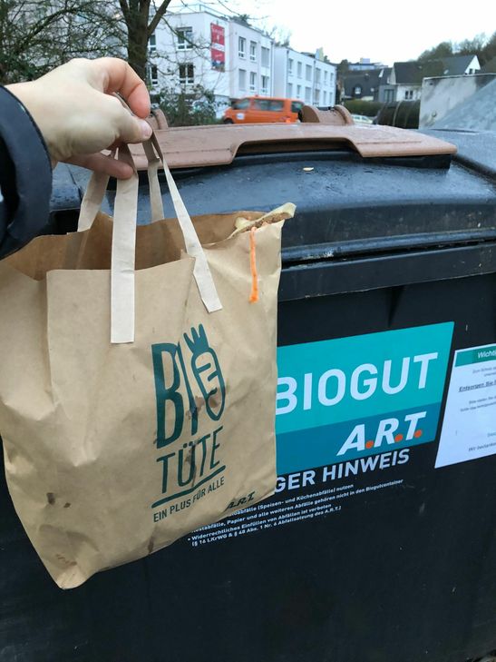 Seit 1. Januar sollen die Bürger in der Region Trier Biomüll separat sammeln. Allerdings nicht in Bio-Abfalltonnen, wie weit verbreitet üblich, sondern laut »Trierer Modell plus« in Biotüten, die dann zu Sammelcontainern gebracht werden. Foto: Neumann