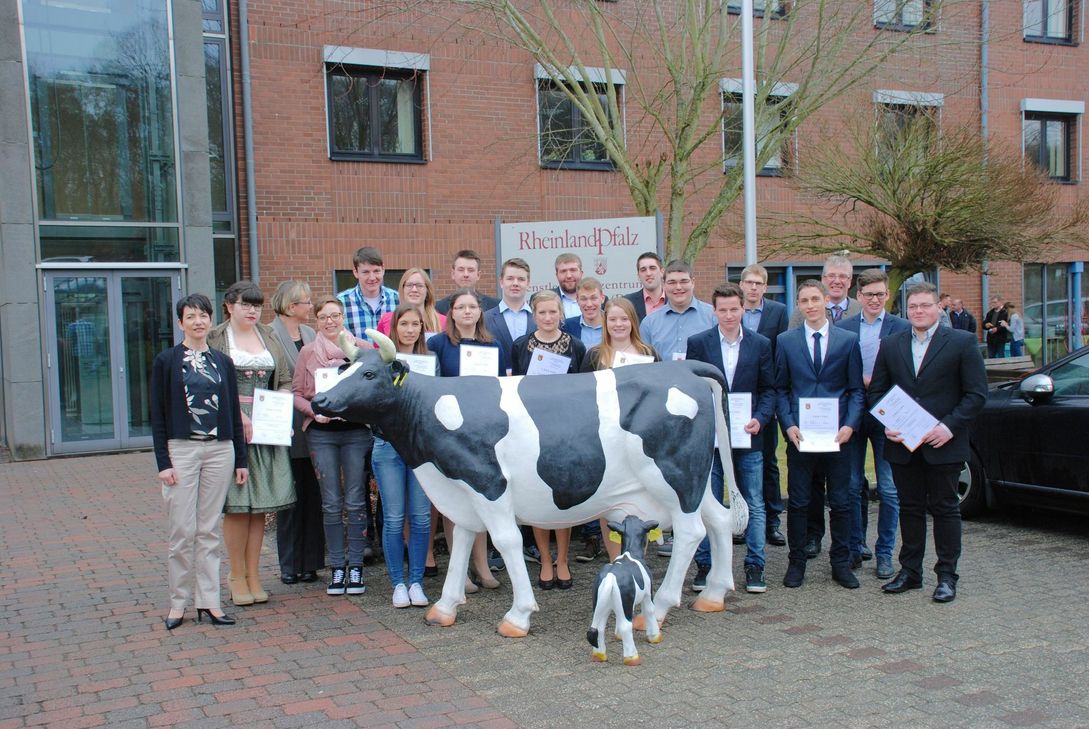 Die erfolgreichen Absolventinnen und Absolventen. Foto: A. Höller