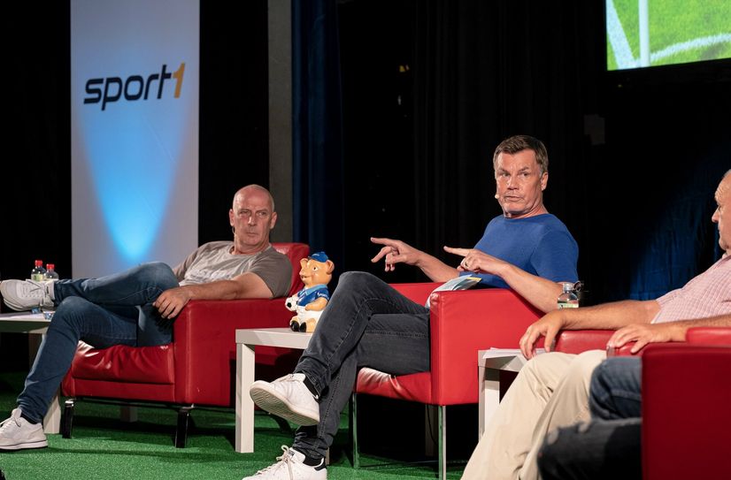 Die Event Reihe »Doppelpass On Tour« gastiert in Simmern. Thomas Helmer (rechts) begrüßt live prominente Gäste, wie Mario Basler.