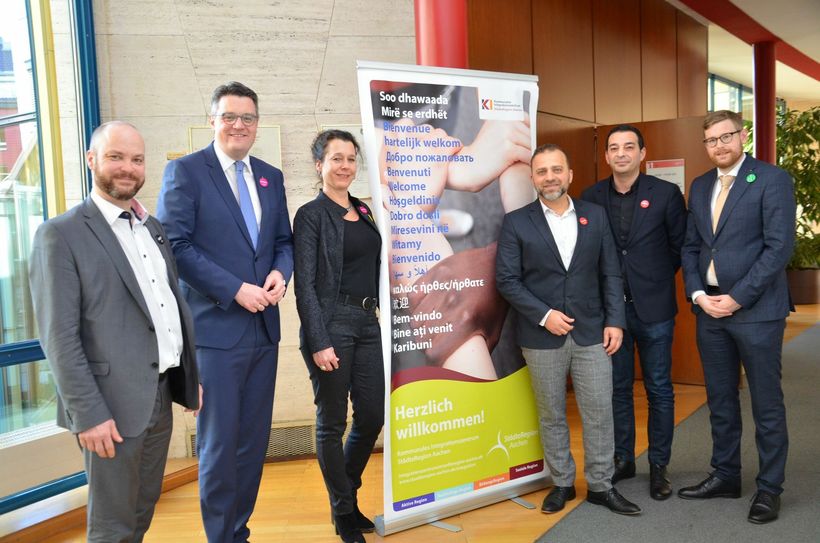 Vertreter von Städteregion Aachen, AWO oder Volkshochschule um Dr. Tim Grüttemeier (2.v.l.) haben ein breites Angebot für Menschen, die sich gegen Rassismus formieren oder einfach nur mehr darüber erfahren wollen. Foto: T. Förster