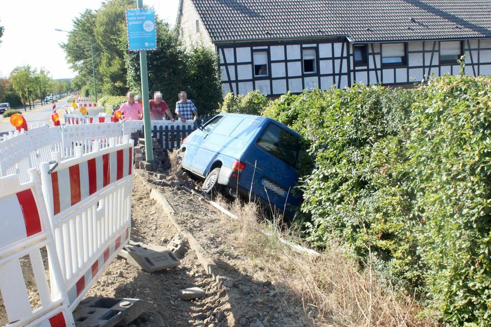 Der Fahrer dieses Wagens musste ins Krankenhaus eingeliefert werden, nachdem ein Unbekannter ihm die Vorfahrt genommen hatte. Foto: Polizei Aachen