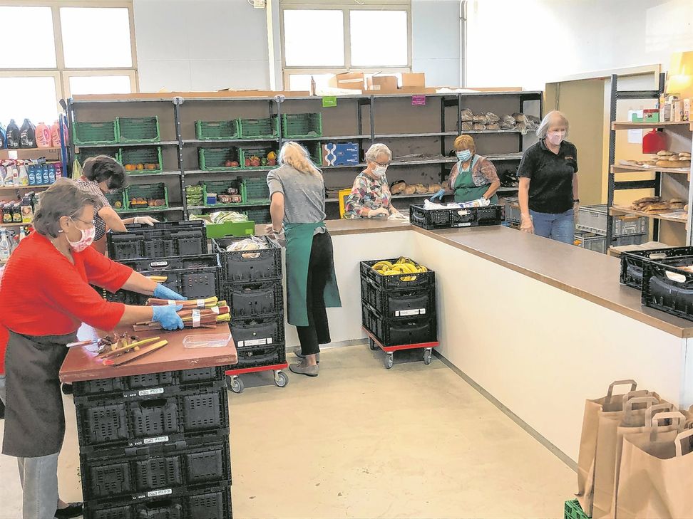 Die Mitarbeiter der Monschauer Tafel arbeiten emsig, um die stetig steigende Zahl an Kunden versorgen zu können. Doch höhere Lebensmittelpreise führen zu weniger Spenden auch für ukrainische Flüchtlinge.