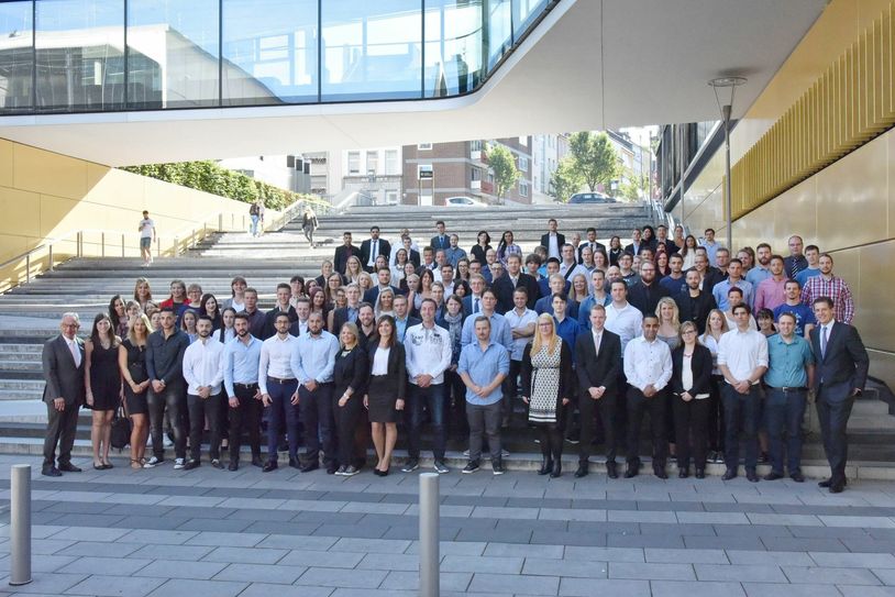 »Sehr gut«: IHK-Vizepräsident Wolfgang Mainz (vorne r.) und IHK-Geschäftsführer Heinz Gehlen (vorne l.) gratulierten den Top-Azubis aus der Städteregion Aachen. Foto: Andreas Herrmann
