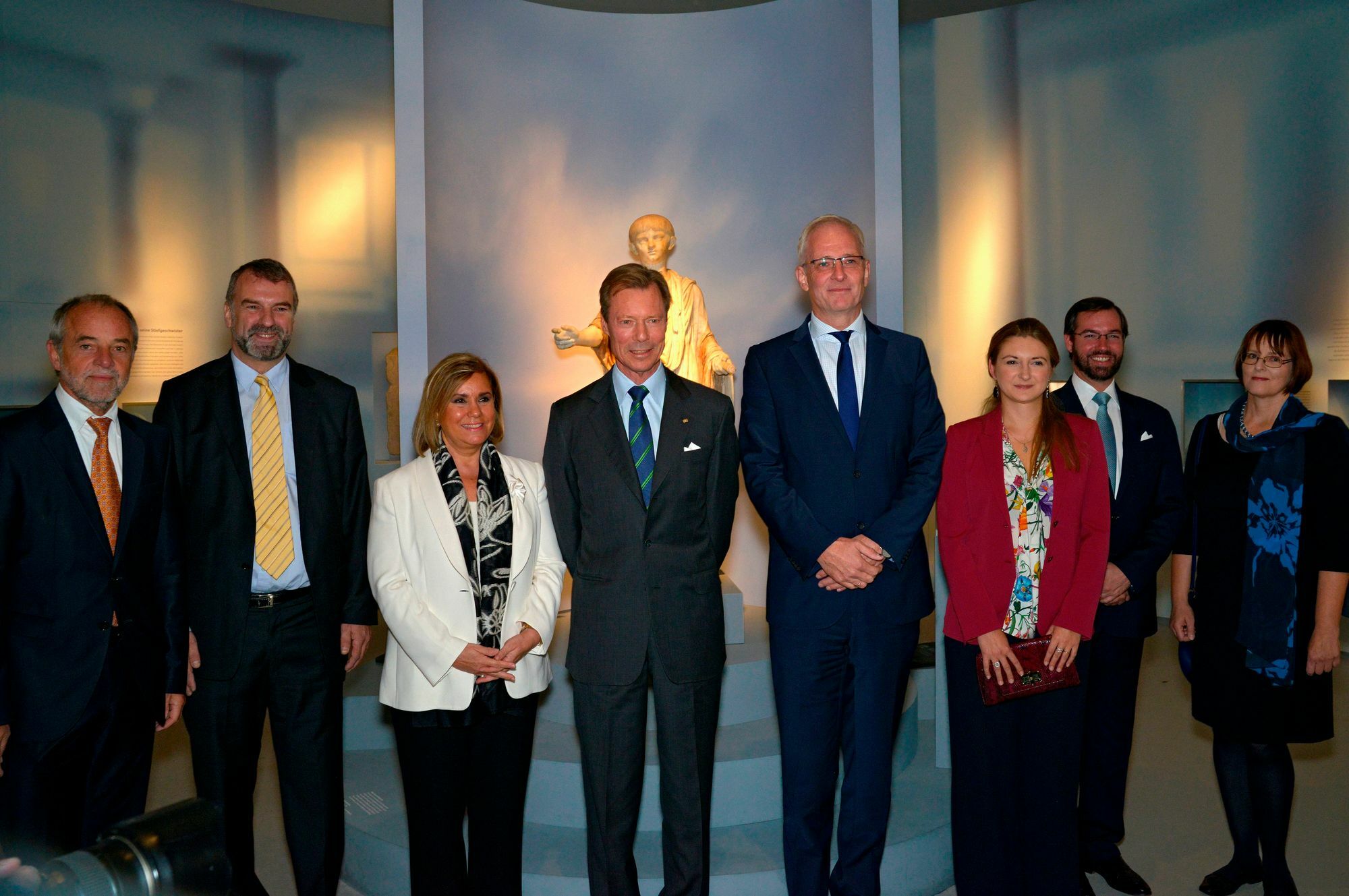 Ihre Königlichen Hoheiten Großherzog Henri und Großherzogin Maria Teresa von Luxemburg sowie Erbgroßherzog Guillaume mit Erbgroßherzogin Stéphanie in der Nero-Ausstellung. Foto: Thomas Zühmer/GDKE - Rheinisches Landesmuseum Trier