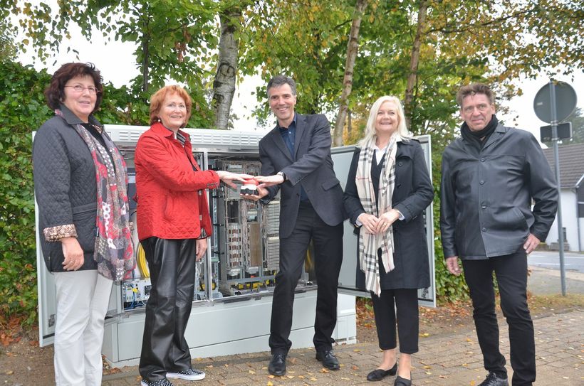 Bürgermeisterin Margareta Ritter (2.v.r.) und die beiden Ortsvorsteherinnen von Mützenich und Rohren, Jaqueline Huppertz und Waltraud Haake, freuen sich über schnelleres Internet. Ermöglicht haben dies der für den technischen Ausbau zuständige Telekom-Mitarbeiter Herbert Müller (r.) und Kommunalbetreuer Stefan Preis.