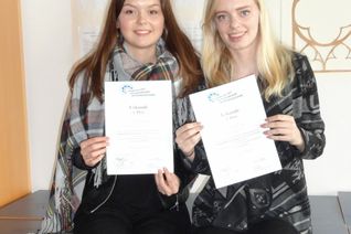 Rebekka Lippel und Jenny Bleich vom Herzog-Johann-Gymnasium haben ihr Ticket fürs morgige Finale gelöst. Morgen geht es für sie im Europa-Park in Rust um den Bundessieg. Foto: Deutsch-Russisches Forum