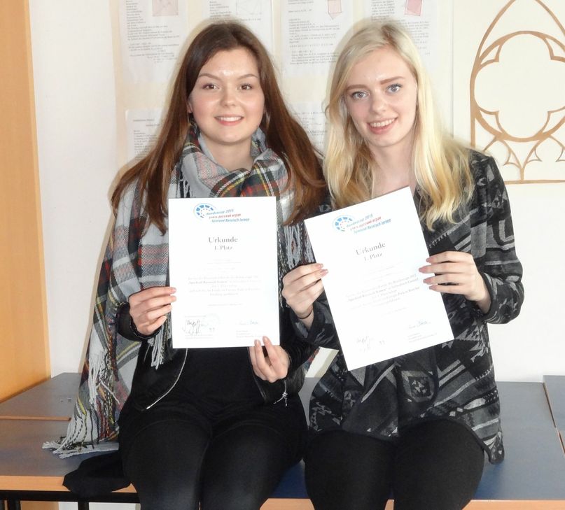 Rebekka Lippel und Jenny Bleich vom Herzog-Johann-Gymnasium haben ihr Ticket fürs morgige Finale gelöst. Morgen geht es für sie im Europa-Park in Rust um den Bundessieg. Foto: Deutsch-Russisches Forum