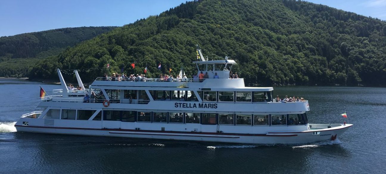 Mit Mundschutz darf man das Eifelmeer und den Nationalpark vom Wasser aus genießen. Foto: Rursee-Schifffahrt