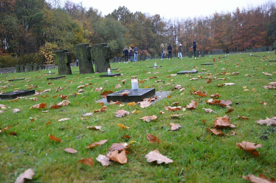 Über 300 weiße und rote Kerzen haben die Abiturienten auf dem Soldatenfriedhof in Vossenack entzündet. Bei der Gedenkfeier am Volkstrauertag (13. November) werden zwei der Schüler den Verstorbenen in einer Ansprache gedenken.