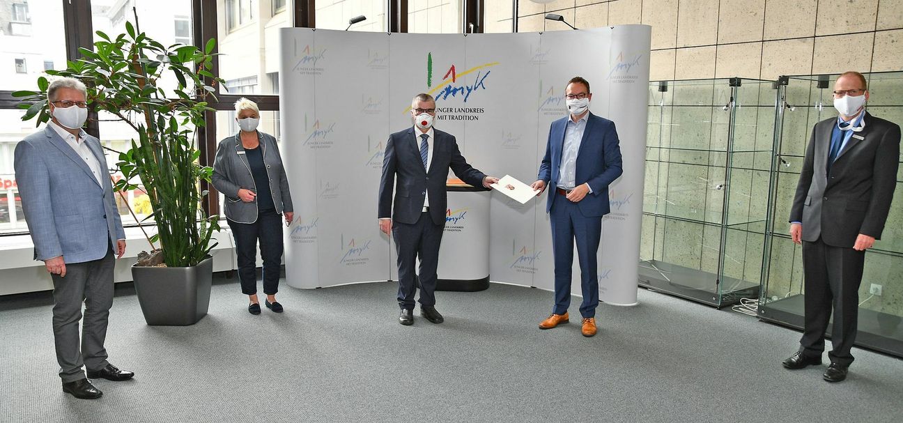 Staatsekretär Dr. Alexander Wilhelm (2.v.r.) überreichte Landrat Dr. Alexander Saftig einen Zuwendungsbescheid in Höhe von 328.609 Euro. Mit dabei: Michael Schön-berg vom Gesundheitsamt Mayen-Koblenz (links), Büroleiterin Petra Kretschmann sowie Referatsleiter und Kreisfeuerwehrinspektor Rainer Nell. Foto: Kreisverwaltung