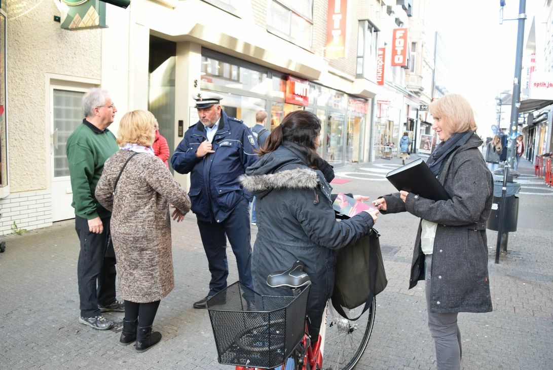 »Auf Streife« haben Polizeihauptkommissar Lothar Willems und Kriminaloberkommissarin Yvonne Dederichs Bürger angesprochen, die schnell ins Visier von Taschendieben geraten können. Foto: Anja Breuer