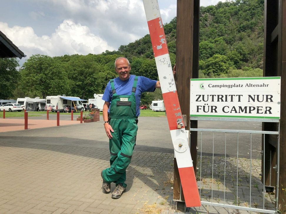 Seit 21 Jahren betreibt Arthur Schulz seinen Campingplatz in Altenahr. Nach der coronabedingten Schließung freut er sich, endlich wieder Gäste empfangen zu dürfen. Foto: Wicher