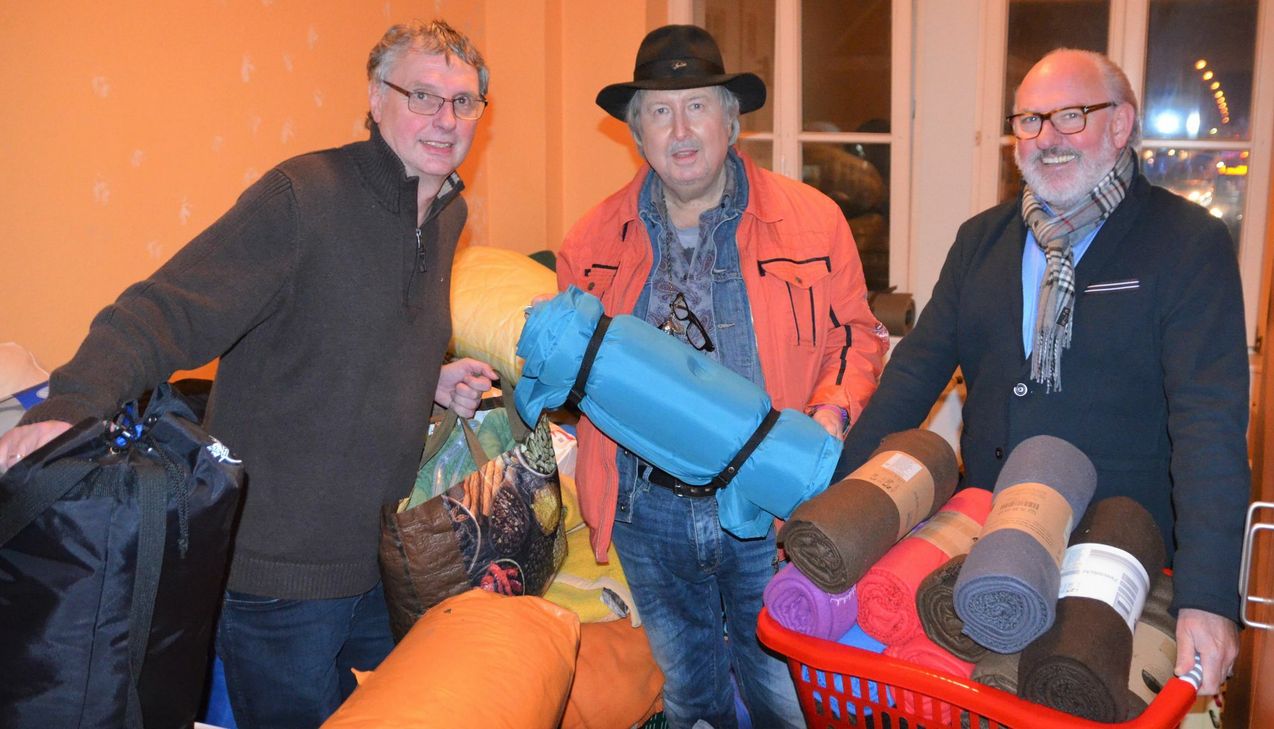 Stolz auf das Ergebnis ihres Spendenaufrufes: Heribert Schmitt (Bildmitte, alias Harry Hut) und Bert Klockner (r.) präsentieren mit dem Leiter des Orientierungsbereiches Werner Schultze einen mit Schlafsäcken, Wolldecken, Isomatten, Pullovern und vielen weiteren Utensilien für die kalte Jahreszeit gut gefüllten Raum im Benedikt-Labre-Haus der Caritas im ehemaligen Bahnhof Trier-West. Foto: Finkenberg
