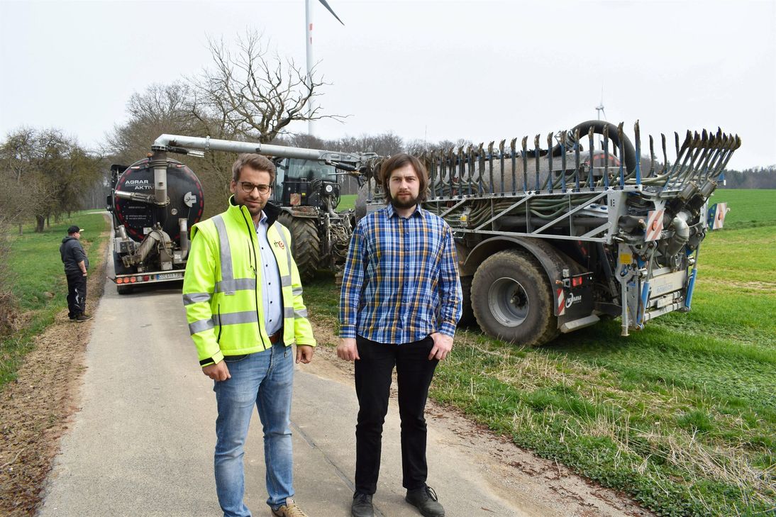 Vom LKW wird der Flüssigdünger direkt am Feldrand in die landwirtschaftlichen Maschinen gepumpt, erklären Tobias Mladek (li.) und Christian Walter beim Ortsbesuch in Neuerkirch.