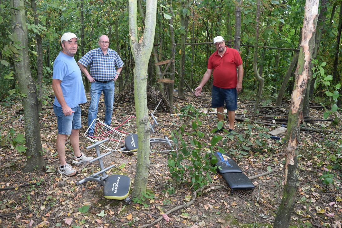 Bruno Theis (v.li.), Wilfried Seesing und Hubert Küpper vom Bürgerverein Großbüllesheim ärgern sich nicht nur über den zurückgelassenen Sperrmüll im Großbüllesheimer Grüngürtel. Foto: Scholl