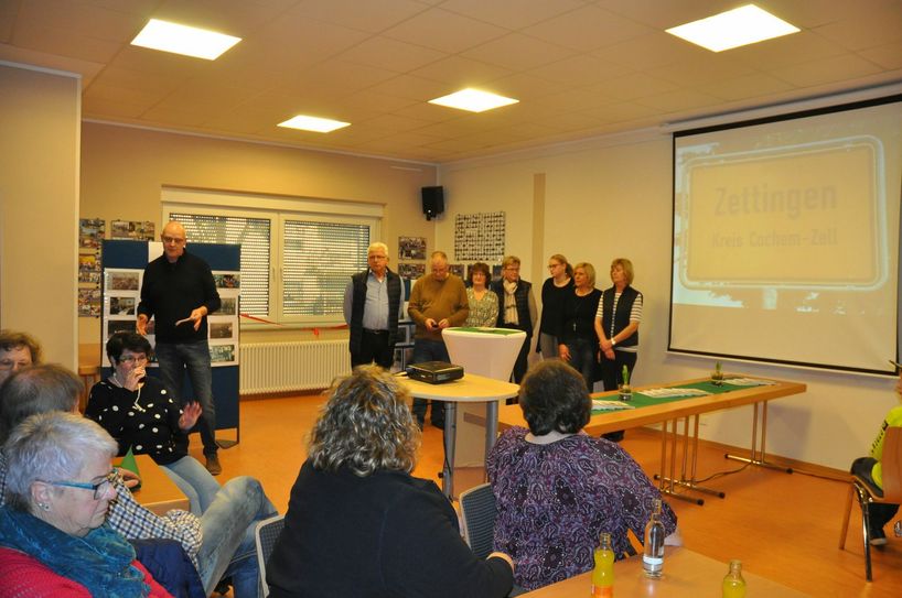 Walter Fuhrmann (links) führte in die Fotoausstellung "750 Jahre Zettingen" ein.